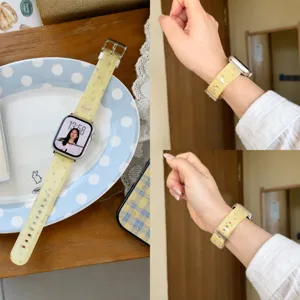 Detalle de correa de reloj de silicona con textura jelly, patrón de estrellas y corazón.