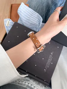 Bracelet de montre en cuir marron motif étoile compatible Apple Watch, boucle étoile élégante.