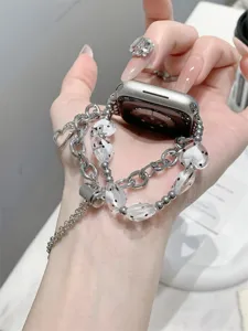 Polka-Dot-Herz-Kettenarmband Detailansicht mit Metall- und klarem Perlendesign für Uhr.