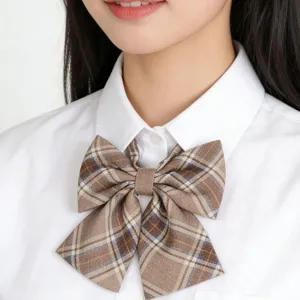 Gros plan détail du nœud papillon à carreaux marron d'uniforme scolaire japonais classique.