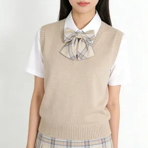Ensemble d'uniforme scolaire japonais JK avec gilet tricoté beige et nœud papillon à carreaux.