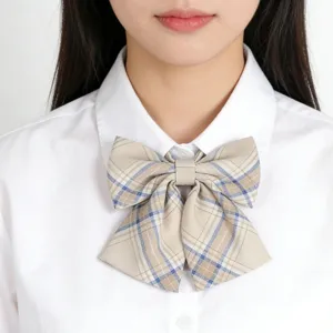 Gros plan de nœud papillon écossais pré-noué uniforme JK japonais, beige et bleu classique.