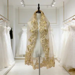 Détail de voile à paillettes dorées, cape de mariée vintage, tissu en tulle brodé.