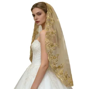Voile de mariée luxueux à sequins dorés avec broderie délicate pour cérémonie de mariage chic.