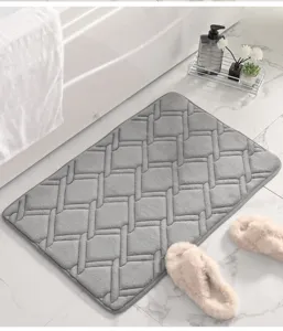 Dettaglio tappetino da bagno in memory foam con superficie strutturata antiscivolo.