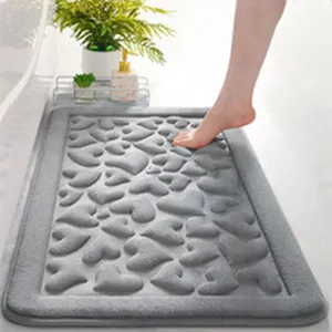 Graue Badematte aus Memory-Foam mit geprägtem Herzmuster, weicher rutschfester Badteppich.