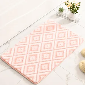 Vista detallada de la alfombra de baño geométrica rosa,suave microfibra absorbente antideslizante.