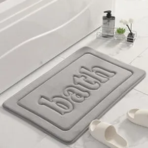 Graue Samt Badematte Detailansicht mit gepraegter Textur und rutschfester Unterseite.