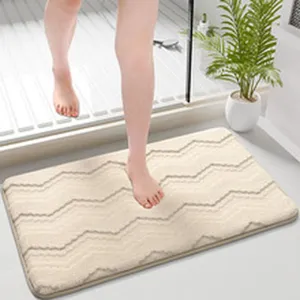 Vista dettagliata che mostra la morbida texture in peluche e il fondo antiscivolo del tappetino.