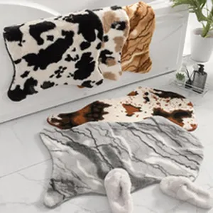 Vue détaillée de tapis de bain pelucheux et de pantoufles avec texture douce et motifs.