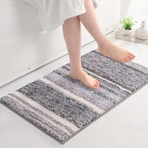 Weiche Mikrofaser Badematte mit Streifendesign, hochsaugfähig und rutschfest für den Boden.
