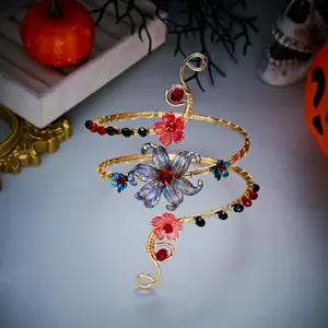 Brazalete de alambre hecho a mano con detalles florales coloridos y cuentas elegantes.