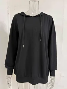 Schwarzer Rippstrick-Hoodie mit verstellbarem Kordelzug und bequemer lockerer Passform.