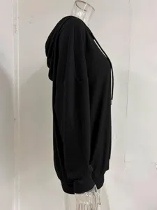 Seitliche Detailansicht des lässigen schwarzen Kapuzen-Strickpullovers mit Kordelzug.