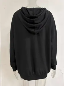 Detaillierte Rückansicht eines schwarzen Strick-Kapuzenpullovers mit Rippstruktur und legerem Schnitt.