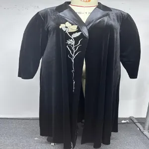 Plus size Herbst Winter Samt Cardigan Robe mit schönen Blumen Stickerei langer Mantel
