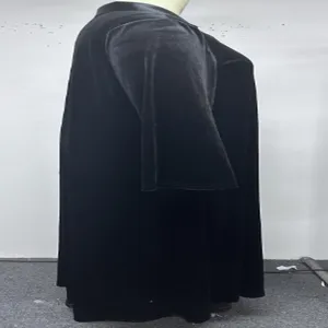 Schwarze Samt lange Cardigan Robe für Damen, oversized lässige Herbst Oberbekleidung mit Stil.