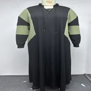 Robe longue colorblock grandes tailles, col lacé décontracté, coupe ample et confortable.