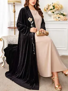 Detailansicht des großen Samt-Cardigan-Sets mit eleganter Blumenstickerei und langem Kleid.