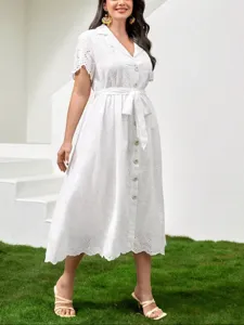 Abito midi bianco con ricamo inglese, collo a risvolto, maniche corte e cintura.