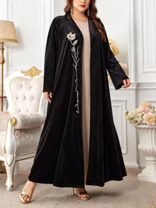 Plus Size Samt lange Cardigan Robe mit filigraner Blumenstickerei für elegante Herbstmode.