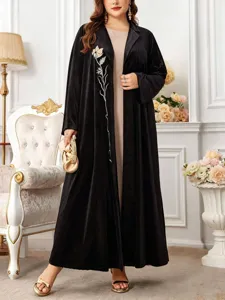 Plus Size Samt langer Cardigan Detailansicht mit Blumenstickerei und elegantem Look.