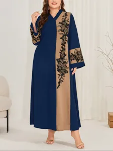 Vista dettagliata dell'abito lungo plus size con pannello a contrasto e ricamo.