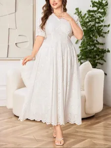 Vestido largo blanco de talla grande con encaje elegante cuello V manga corta maxi