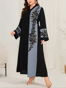 Vista dettagliata di abaya nera taglia forte con eleganti pannelli ricamati grigi.
