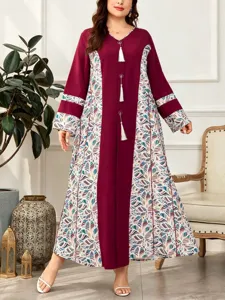 Vista dettagliata dell'abito lungo bordeaux plus size con stampa geometrica e scollo a V.