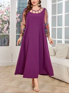 Vestido largo morado de talla grande con mangas transparentes bordadas y cuello con perlas