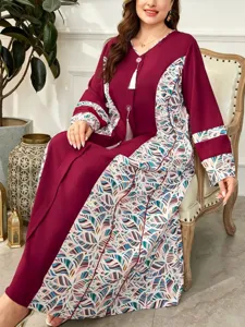 Vista dettagliata dell'abito lungo plus size bordeaux con stampa geometrica e nappe.