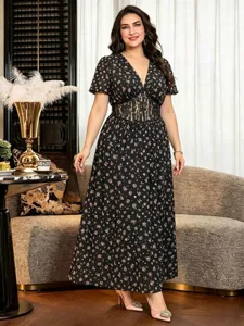 Detailed view of the plus size floral print V-neck dress featuring elegant lace waist panel.