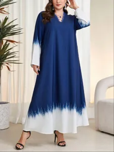 Dettagli dell'abito lungo oversize a maniche lunghe con scollo a V sfumato blu.