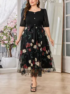 Elegante vestido negro de malla bordada de talla grande con mangas cortas transparentes.