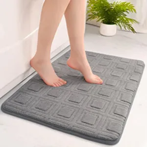 Tapis de bain antidérapant gris avec motif gaufré carré, descente de douche absorbante.