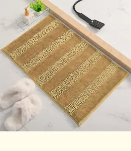 Detailansicht der braun gestreiften saugfähigen Badematte im Badezimmer, weicher Teppich.