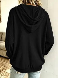 Detailansicht eines lässigen, einfarbigen Rippstrick-Kapuzensweatshirts für Damen, locker geschnitten.