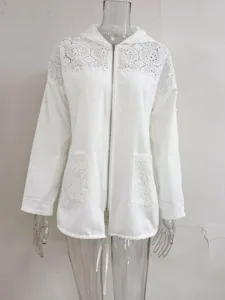 Détail de la veste à capuche en dentelle blanche avec fermeture éclair et poches zippées.