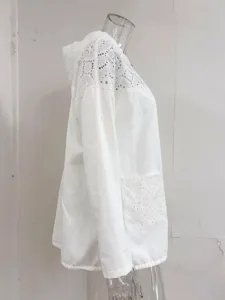 Vue détaillée de la veste blanche à capuche en dentelle avec une poche et crochet.