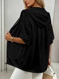 Veste noire à capuche pour femmes à manches courtes avec empiècements en dentelle et zip.
