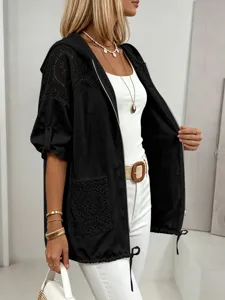 Vue détaillée de la veste noire à capuche en dentelle avec poches et fermeture éclair.