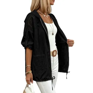 Manteau zippé à capuche et empiècement en dentelle noire manches courtes femme