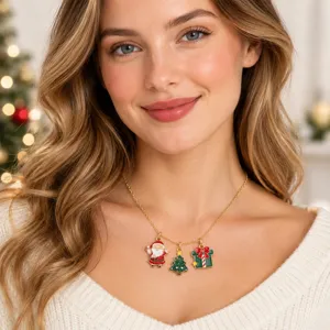 Collier pendentif émail de Noël avec motifs père Noël, sapin et cadeau pour les fêtes.