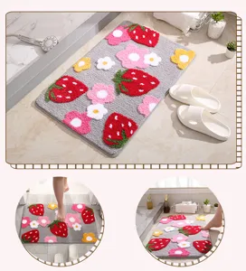 Vista detallada de alfombra de baño gris mullida con lindo patrón copetudo de fresas y flores en 3D.
