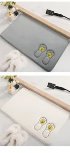 Vista dettagliata del tappeto da bagno morbido e assorbente con design di pantofola ricamata.