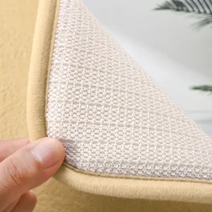Tappetino da bagno antiscivolo con fondo in rete PVC, altamente assorbente e sicuro su pavimenti bagnati.