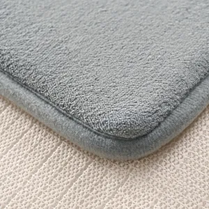 Tappeto da bagno antiscivolo e assorbente grigio con bordo resistente per la porta.