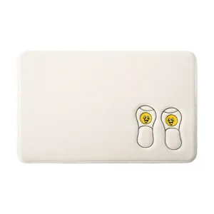 Tappeto da bagno assorbente con simpatico viso sorridente ricamato, fondo antiscivolo.