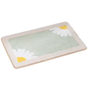Cute daisy plush floor mat, rectangular soft absorbent bath rug for bedroom and bathroom door.